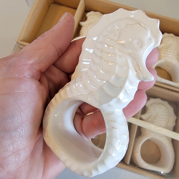 FANCY TH@T GIFT & DECOR ♡ 2 Set of 4 White Sea Horse Napkin Rings - Picture 7 of 8